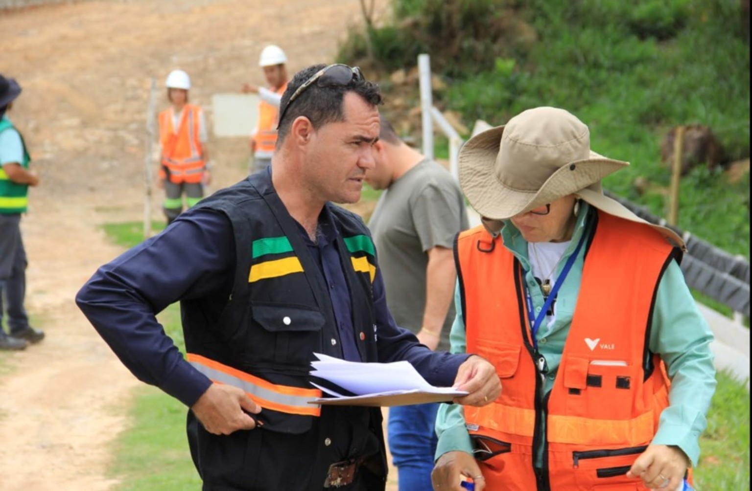 Equipe multidisciplinar da Engmatos em reunião de projeto